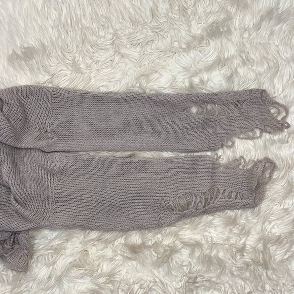 Wildfox White Label Sweater ~ in Light Gray w/ Red Heart ♥️ - Picture 9 of 13